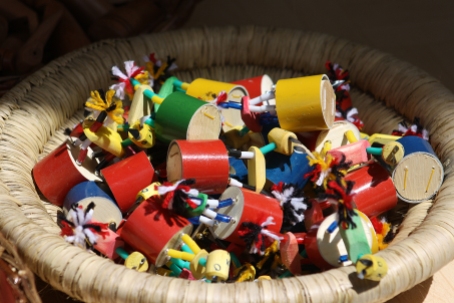 Brinquedo popular interativo vendido na feira de Caruaru/PE fabricado com canudos e retalhos.