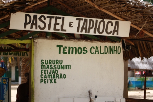 Tapioca é a iguaria extraída da mandioca, usualmente preparada em forma granulada. O famoso beiju, quitute indígena descoberto em Pernambuco no século XVI e comercializando na Praia do Gunga/AL com recheios de mariscos.
